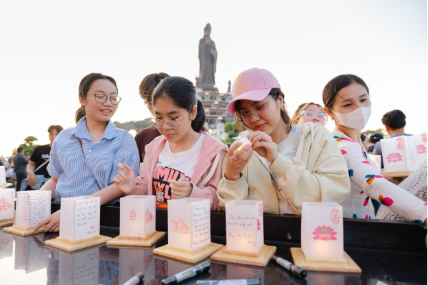 Đại lễ dâng đăng Rằm Tháng Giêng tại Núi Bà Đen, Tây Ninh: hàng trăm ngàn đèn đăng, nhiều tiết mục nghệ thuật Phật giáo đặc sắc - Ảnh 2.