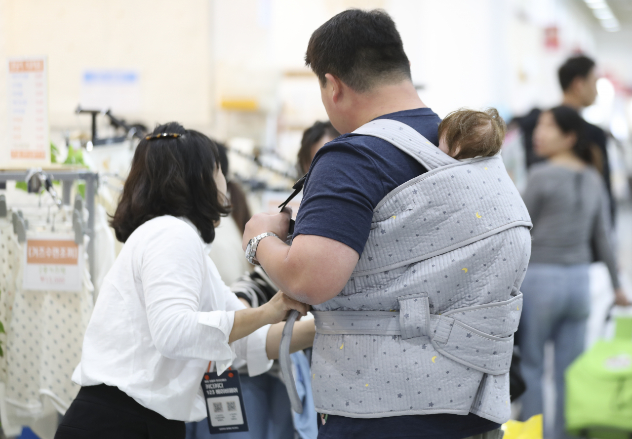 16.000 nam giới Hàn Quốc ở nhà làm nội trợ chăm con - Ảnh 1. 16.000 nam giới Hàn Quốc ở nhà làm nội trợ chăm con - Ảnh 1.