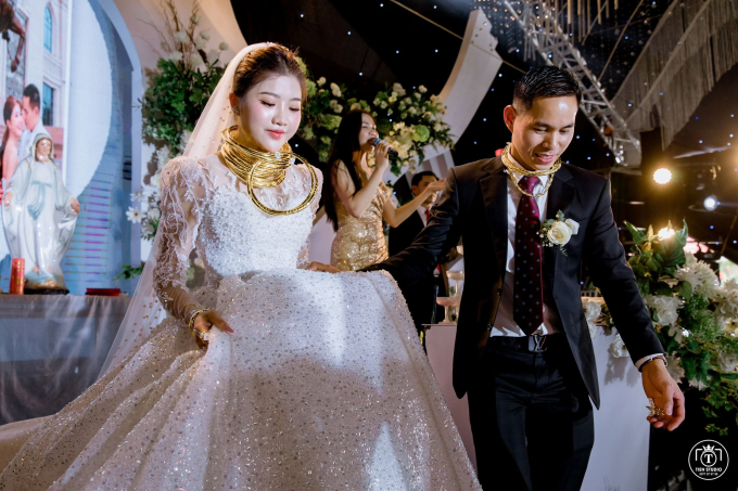 Đám cưới hot ở Diễn Châu Nghệ An: dàn siêu xe trăm tỷ, vàng đựng trong túi bóng, thân thế cô dâu chú rể mới &quot;đáng nể&quot; - Ảnh 5.