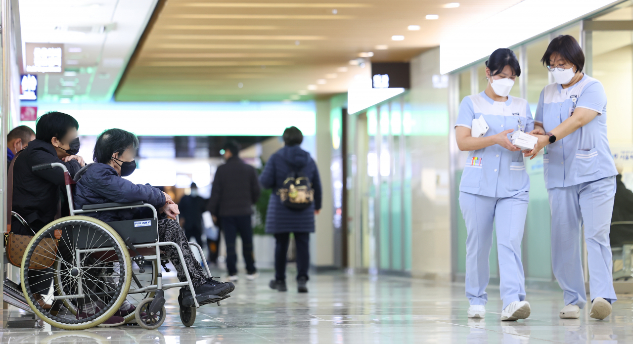 7 ngày khủng hoảng y tế Hàn Quốc: Bệnh nhân như &quot;con tin&quot; thoi thóp chờ được điều trị, y tá và điều dưỡng lóng ngóng tiếp quản chữa bệnh, còn 8.897 bác sỹ vẫn mải miết đình công trong bế tắc - Ảnh 2.
