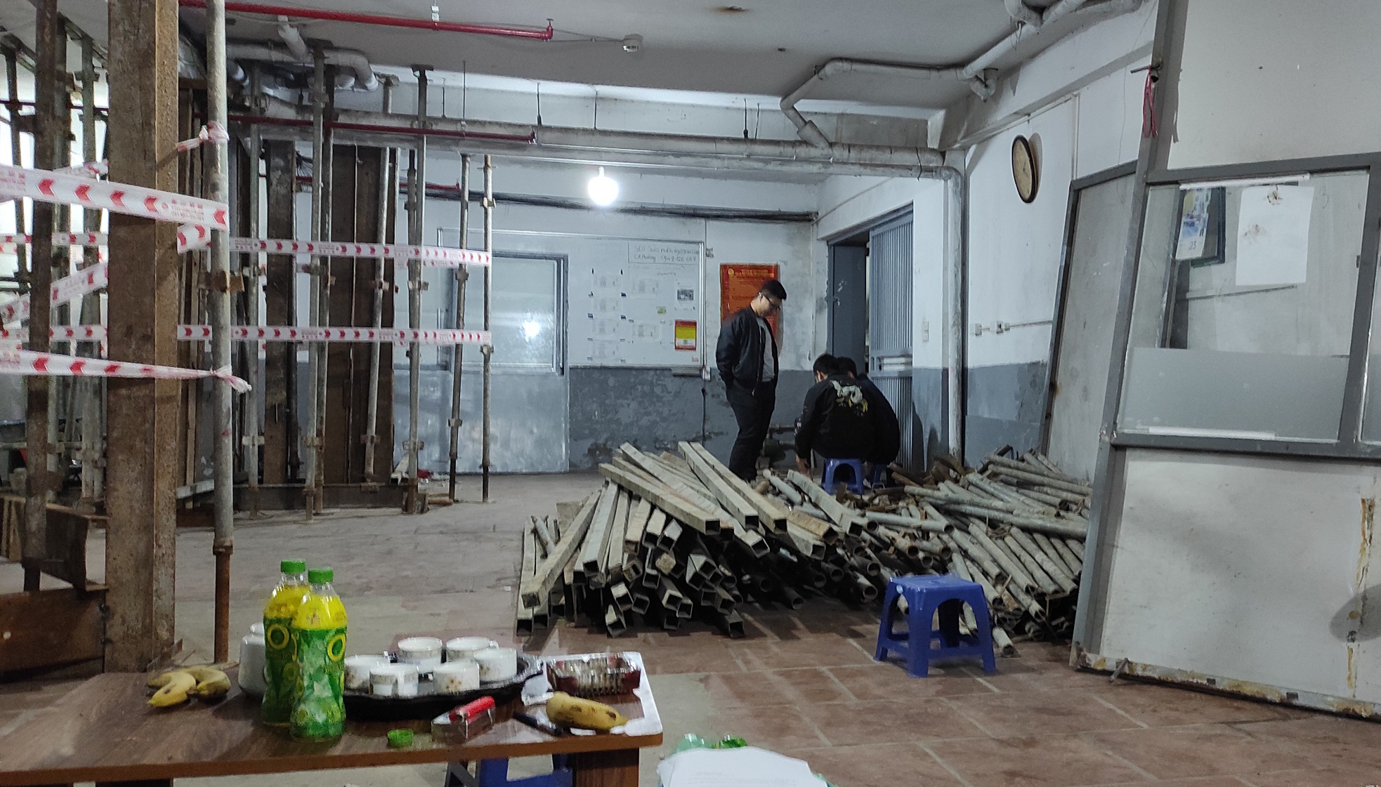 Hình ảnh mới nhất chung cư mini bị nứt cột chống đỡ khiến dân phải di dời khẩn cấp - Ảnh 2. Hình ảnh mới nhất chung cư mini bị nứt cột chống đỡ khiến dân phải di dời khẩn cấp - Ảnh 2.