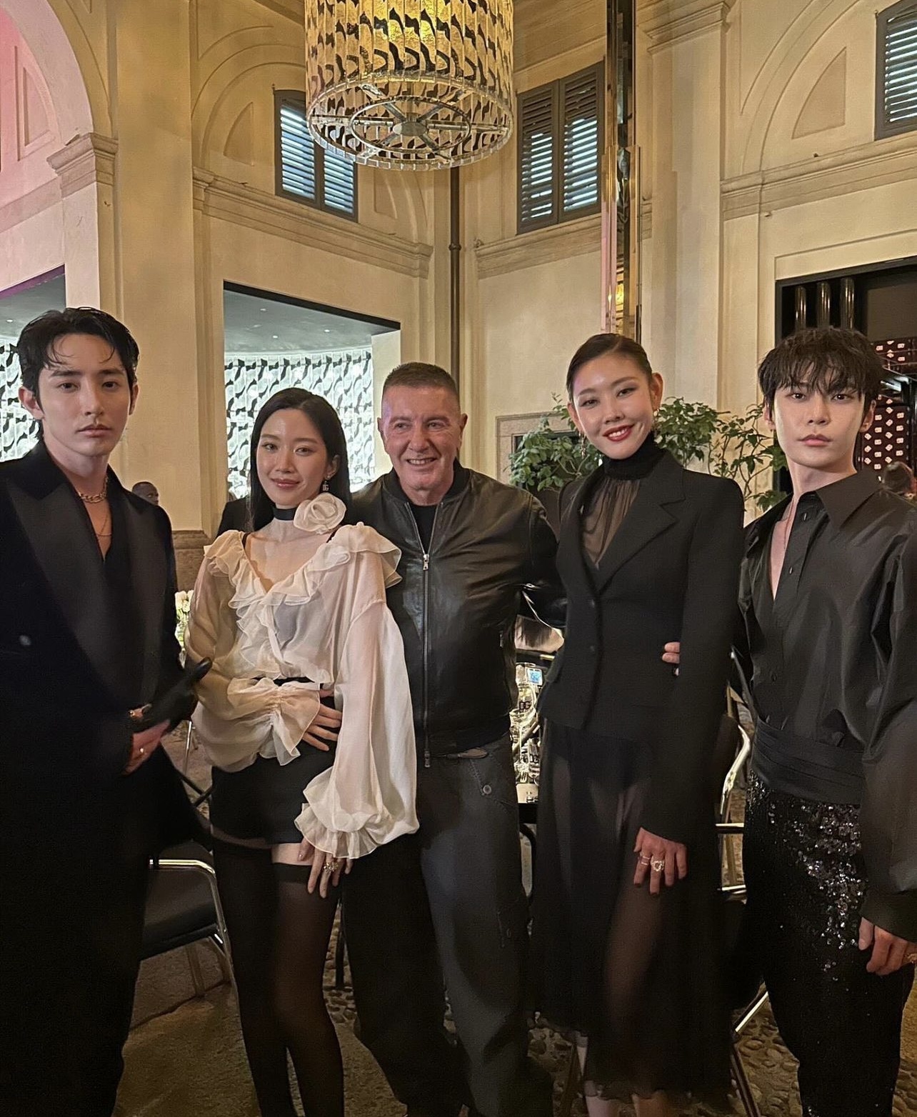 Khung hình gấp 3 visual: Moon Ga Young ngồi giữa 2 mỹ nam, vibe sang chảnh ngập tràn tại tiệc của Dolce & Gabbana- Ảnh 12. Khung hình gấp 3 visual: Moon Ga Young ngồi giữa 2 mỹ nam, vibe sang chảnh ngập tràn tại tiệc của Dolce & Gabbana- Ảnh 12.