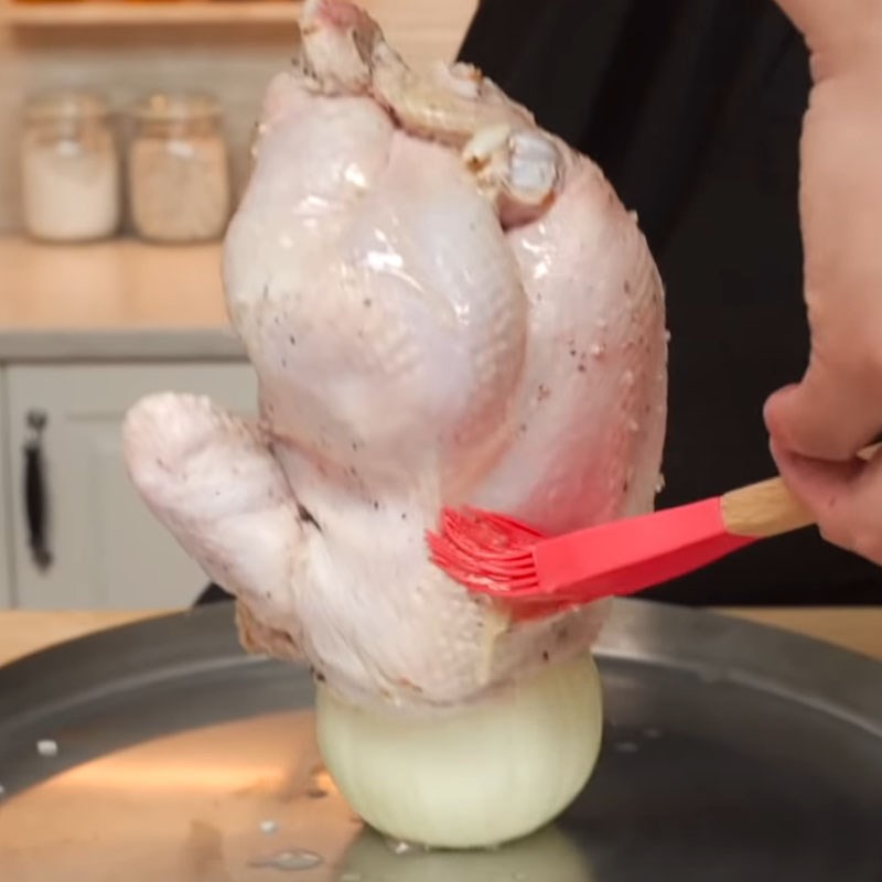 Mẹo l&agrave;m g&agrave; nướng nguy&ecirc;n con đơn giản tại nh&agrave; - Ảnh 11.