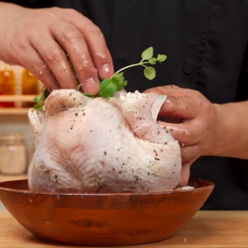 Mẹo l&agrave;m g&agrave; nướng nguy&ecirc;n con đơn giản tại nh&agrave; - Ảnh 4.