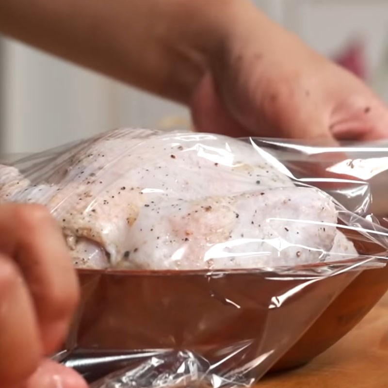 Mẹo l&agrave;m g&agrave; nướng nguy&ecirc;n con đơn giản tại nh&agrave; - Ảnh 5.