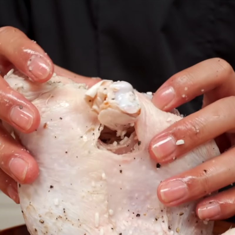 Mẹo l&agrave;m g&agrave; nướng nguy&ecirc;n con đơn giản tại nh&agrave; - Ảnh 9.