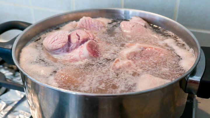 Vì sao canh xương thường nổi bọt khi nấu? - Ảnh 1. Vì sao canh xương thường nổi bọt khi nấu? - Ảnh 1.