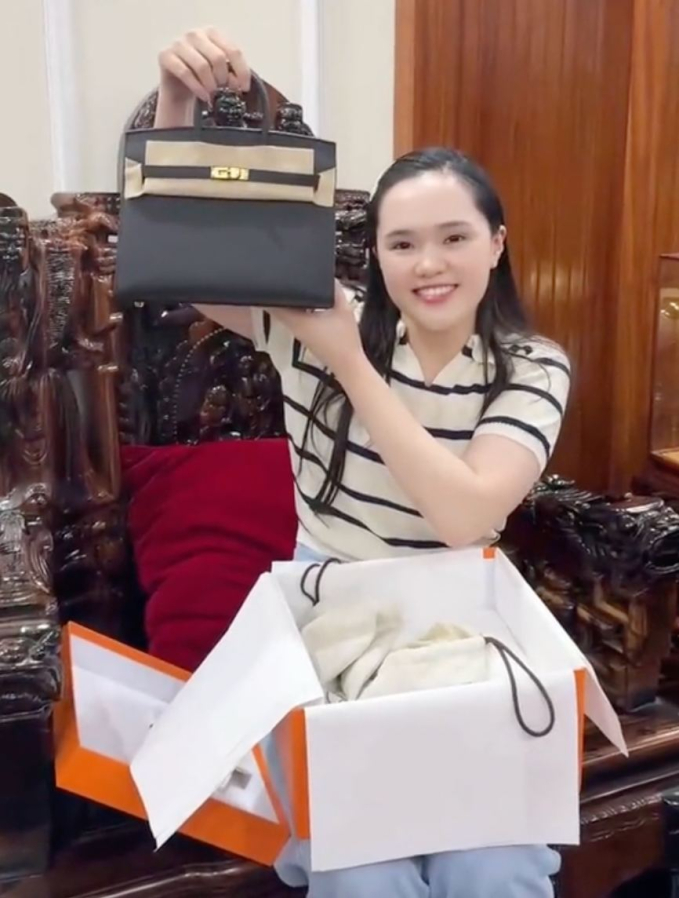Ái nữ nhà cựu Chủ tịch CLB Sài Gòn được Duy Mạnh tặng túi Hermes giá hơn 700 triệu, khoe luôn tủ túi hàng hiệu bạc tỷ đáng mơ ước - Ảnh 1.