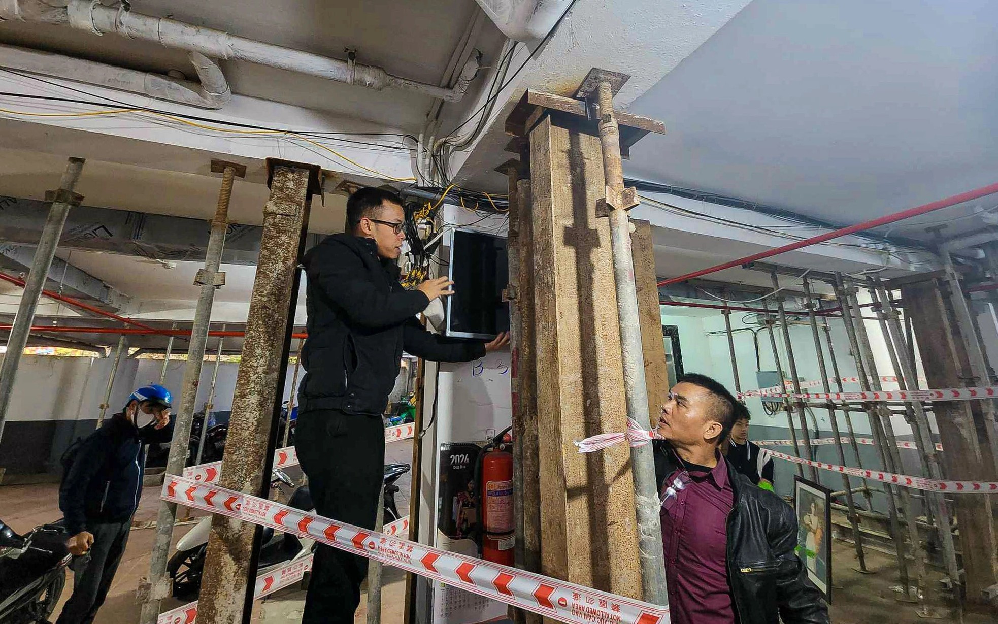 Hình ảnh mới nhất chung cư mini bị nứt cột chống đỡ khiến dân phải di dời khẩn cấp - Ảnh 3. Hình ảnh mới nhất chung cư mini bị nứt cột chống đỡ khiến dân phải di dời khẩn cấp - Ảnh 3.