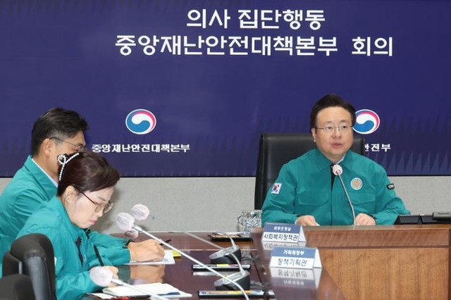 Khủng hoảng y tế tại Hàn Quốc ngày thứ 8: Bệnh nhân vạ vật chờ khám bệnh, hơn 10.000 bác sĩ nhận tối hậu thư - Ảnh 4.