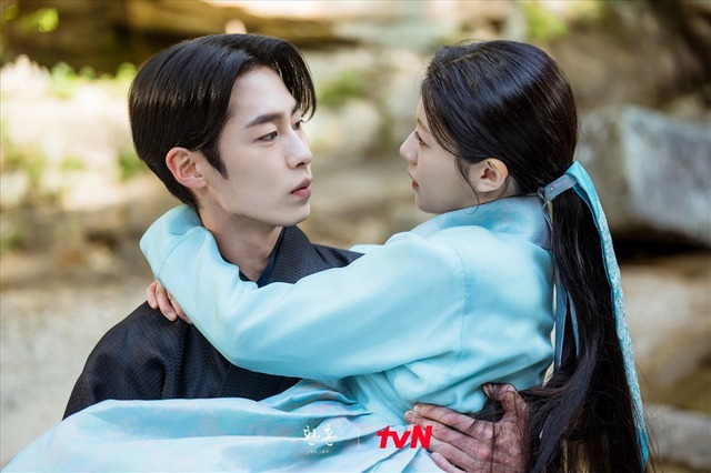 Bạn trai Karina: Tài tử đỗ 5 trường ĐH và được Hyun Bin nâng đỡ, nên duyên nữ thần AI nhờ điểm này - Ảnh 11. Bạn trai Karina: Tài tử đỗ 5 trường ĐH và được Hyun Bin nâng đỡ, nên duyên nữ thần AI nhờ điểm này - Ảnh 11.