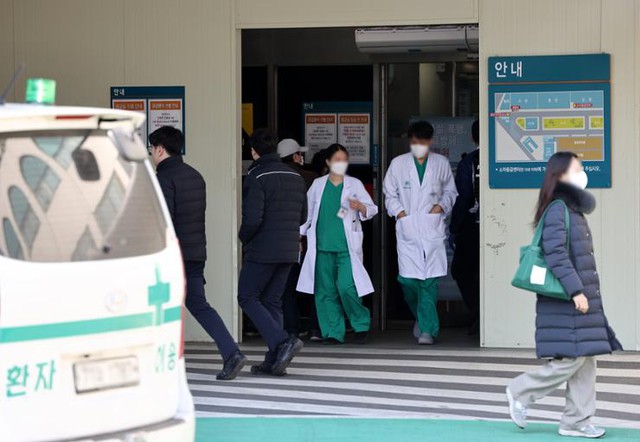 Khủng hoảng y tế tại Hàn Quốc ngày thứ 8: Bệnh nhân vạ vật chờ khám bệnh, hơn 10.000 bác sĩ nhận tối hậu thư - Ảnh 3.
