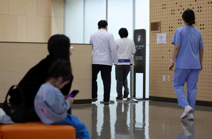 Gần 100% bác sĩ nội trú Hàn Quốc nghỉ việc: Tuyển thủ gặp tai nạn gọi 30 phòng cấp cứu, vật vã đợi 8 tiếng mới được chữa trị - Ảnh 1.