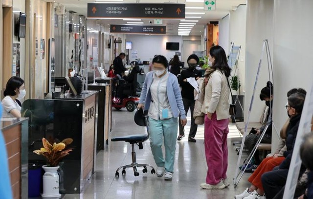 Khủng hoảng y tế tại Hàn Quốc ngày thứ 8: Bệnh nhân vạ vật chờ khám bệnh, hơn 10.000 bác sĩ nhận tối hậu thư - Ảnh 2.