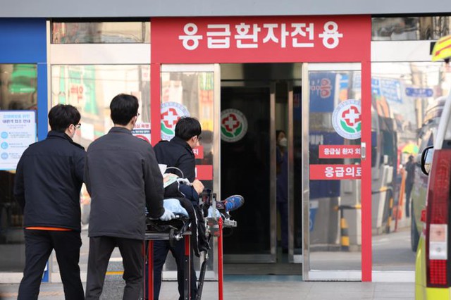 Khủng hoảng y tế tại Hàn Quốc ngày thứ 8: Bệnh nhân vạ vật chờ khám bệnh, hơn 10.000 bác sĩ nhận tối hậu thư - Ảnh 1.