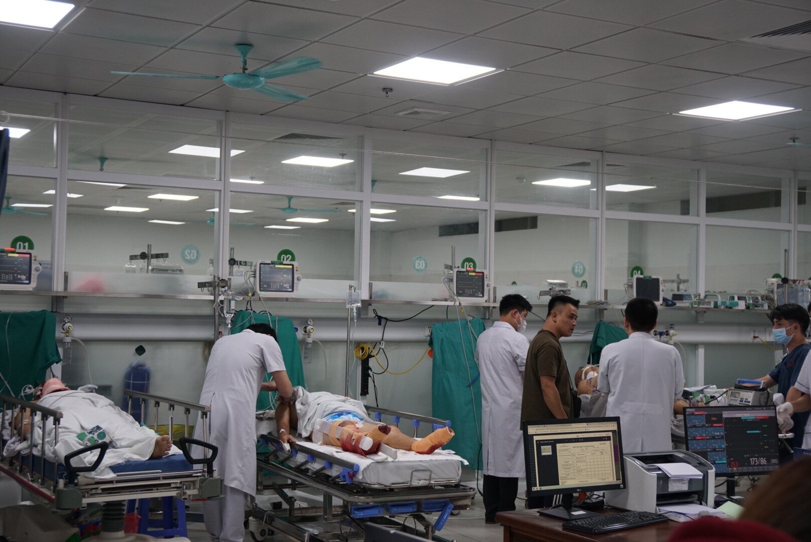 24 giờ trực cấp cứu tại bệnh viện ngoại khoa lớn nhất cả nước - Ảnh 6.