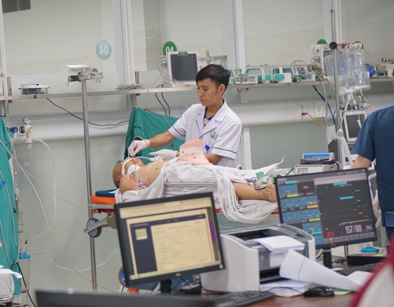 24 giờ trực cấp cứu tại bệnh viện ngoại khoa lớn nhất cả nước - Ảnh 4.