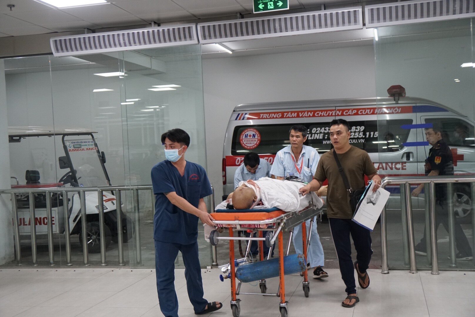 24 giờ trực cấp cứu tại bệnh viện ngoại khoa lớn nhất cả nước - Ảnh 9.