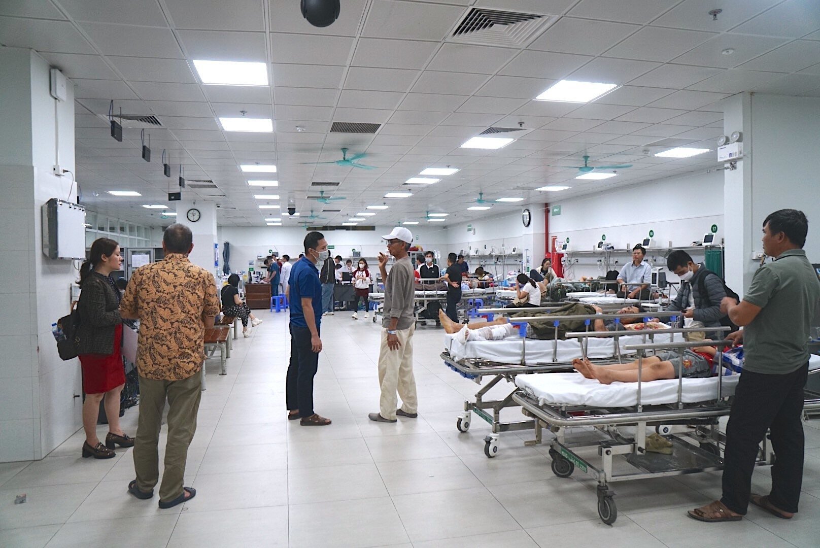 24 giờ trực cấp cứu tại bệnh viện ngoại khoa lớn nhất cả nước - Ảnh 7.