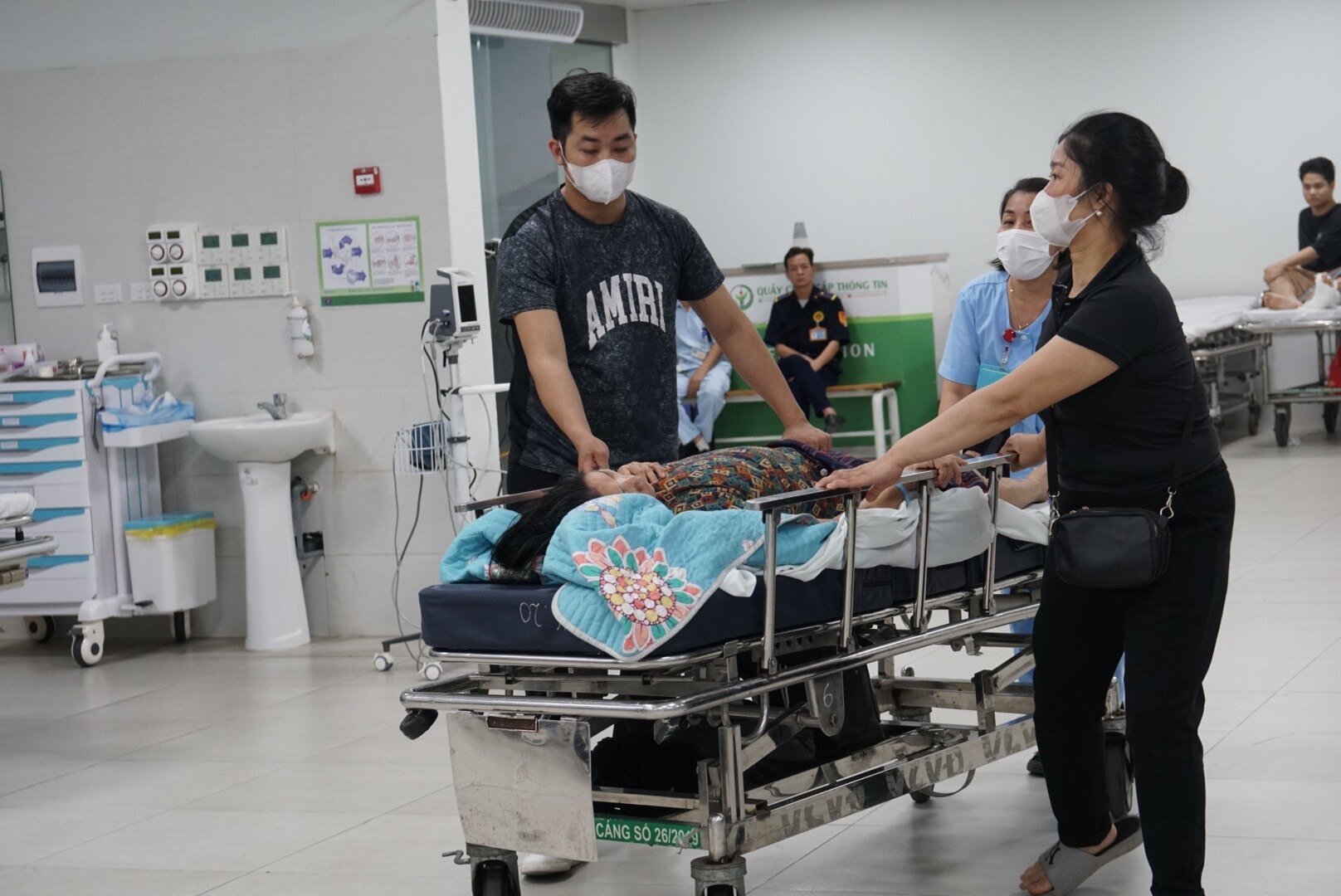 24 giờ trực cấp cứu tại bệnh viện ngoại khoa lớn nhất cả nước - Ảnh 8.