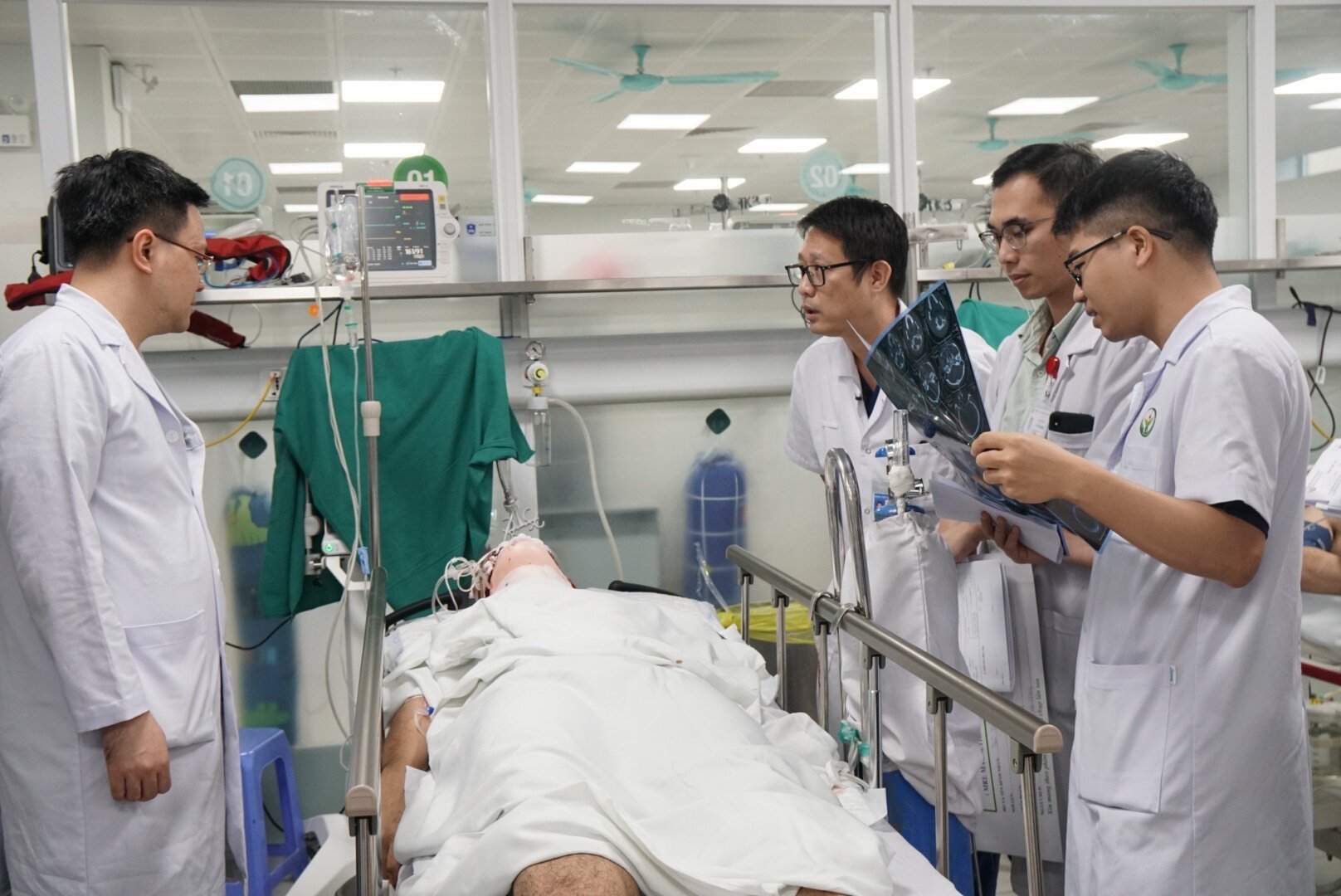24 giờ trực cấp cứu tại bệnh viện ngoại khoa lớn nhất cả nước - Ảnh 3.
