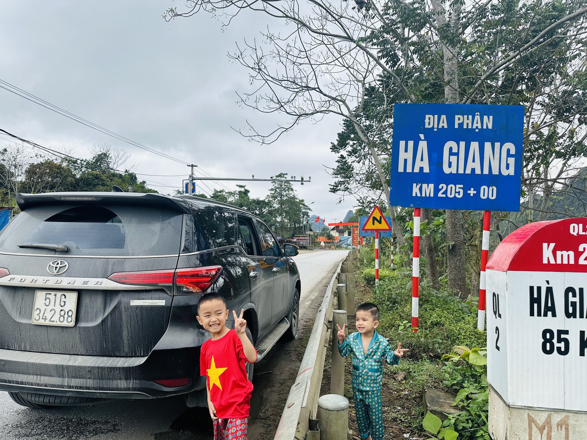2 bé trai &quot;đi phượt&quot; hơn 4.000km từ TP.HCM ra Hà Giang cùng ông bà: &quot;Mong con cháu thấy đất nước mình đẹp thế nào&quot;- Ảnh 11.