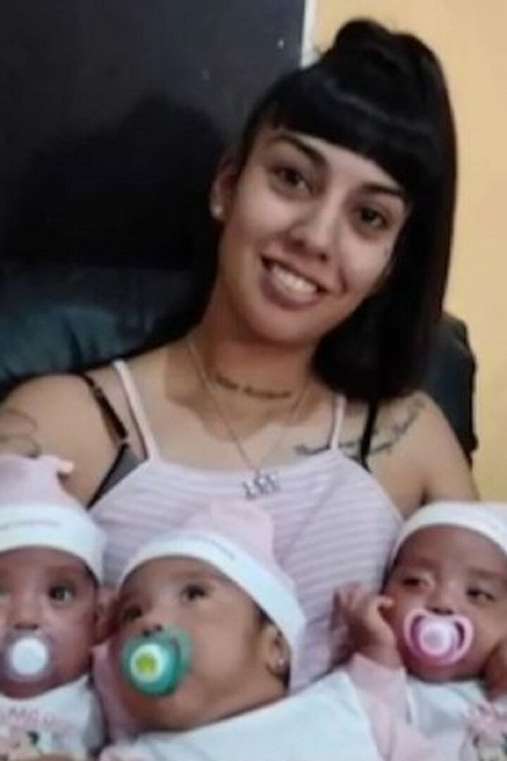 Ca sinh ba siêu hiếm: Mẹ mang thai tự nhiên, sinh 3 bé gái giống hệt nhau - Ảnh 3.