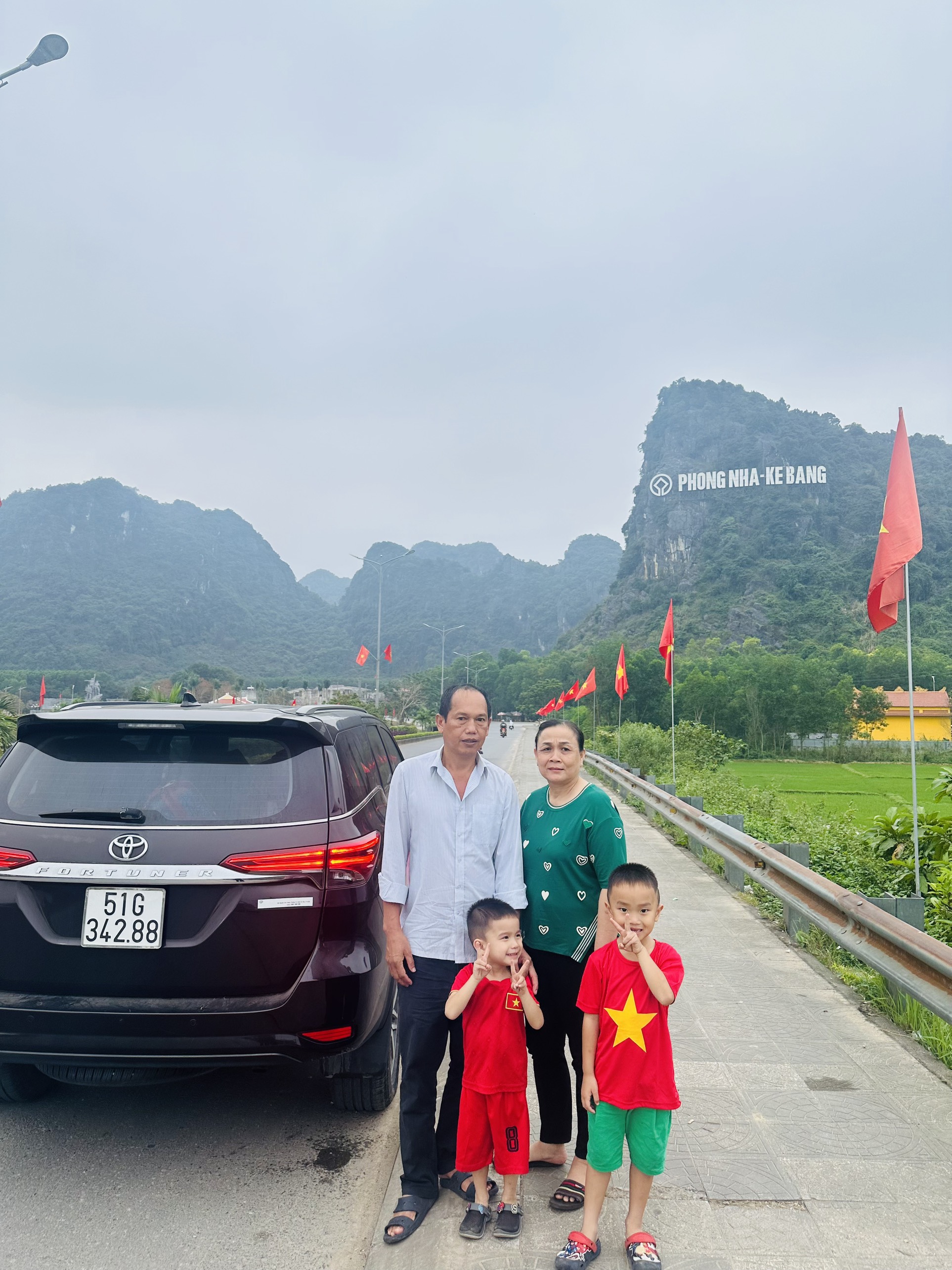 2 bé trai &quot;đi phượt&quot; hơn 4.000km từ TP.HCM ra Hà Giang cùng ông bà: &quot;Mong con cháu thấy đất nước mình đẹp thế nào&quot;- Ảnh 10.