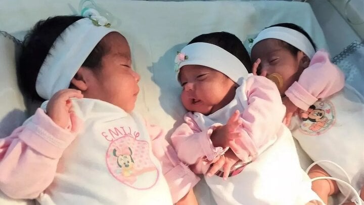 Ca sinh ba siêu hiếm: Mẹ mang thai tự nhiên, sinh 3 bé gái giống hệt nhau - Ảnh 1.