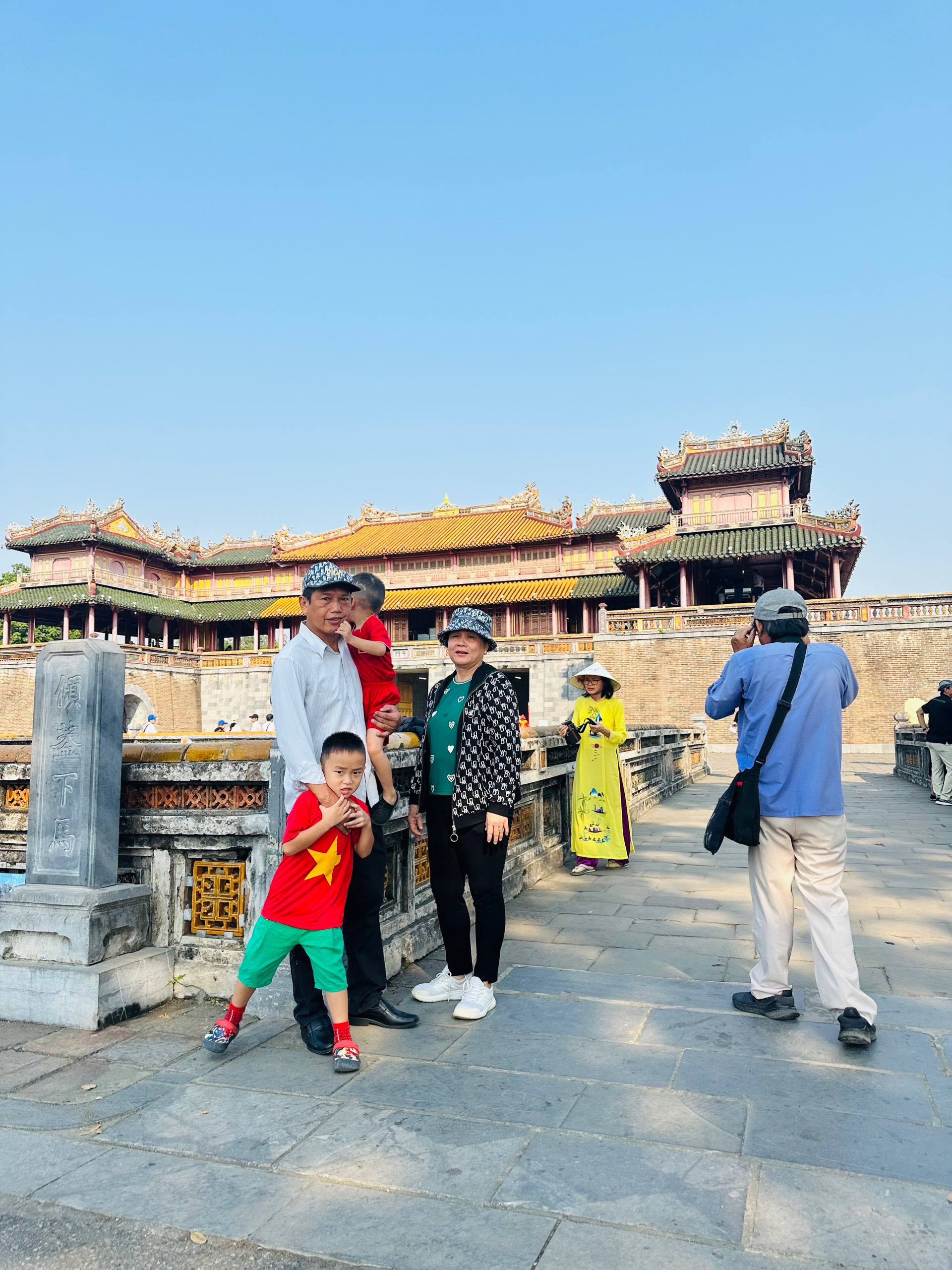 2 bé trai &quot;đi phượt&quot; hơn 4.000km từ TP.HCM ra Hà Giang cùng ông bà: &quot;Mong con cháu thấy đất nước mình đẹp thế nào&quot;- Ảnh 2.