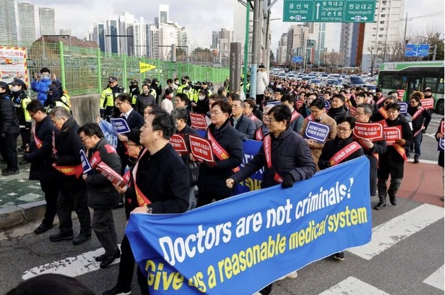 Hàn Quốc sẽ điều bác sĩ quân y đến các bệnh viện để đối phó khủng hoảng - Ảnh 1.