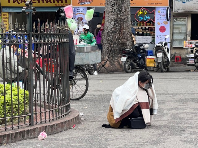 Khó tin nhưng có thật: Hà Nội rét căm mà nhiều bạn trẻ vẫn đạp gió để đi chụp ảnh sống ảo - Ảnh 4. Khó tin nhưng có thật: Hà Nội rét căm mà nhiều bạn trẻ vẫn đạp gió để đi chụp ảnh sống ảo - Ảnh 4.
