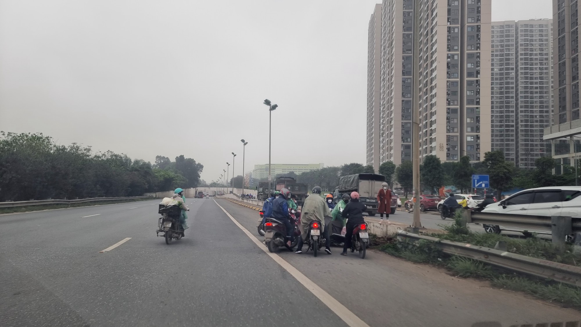Gặp chốt CSGT, hàng loạt xe máy quay đầu bỏ chạy khi đi vào làn ô tô Đại lộ Thăng Long, người vi phạm khóc lóc xin bỏ qua - Ảnh 10. Gặp chốt CSGT, hàng loạt xe máy quay đầu bỏ chạy khi đi vào làn ô tô Đại lộ Thăng Long, người vi phạm khóc lóc xin bỏ qua - Ảnh 10.