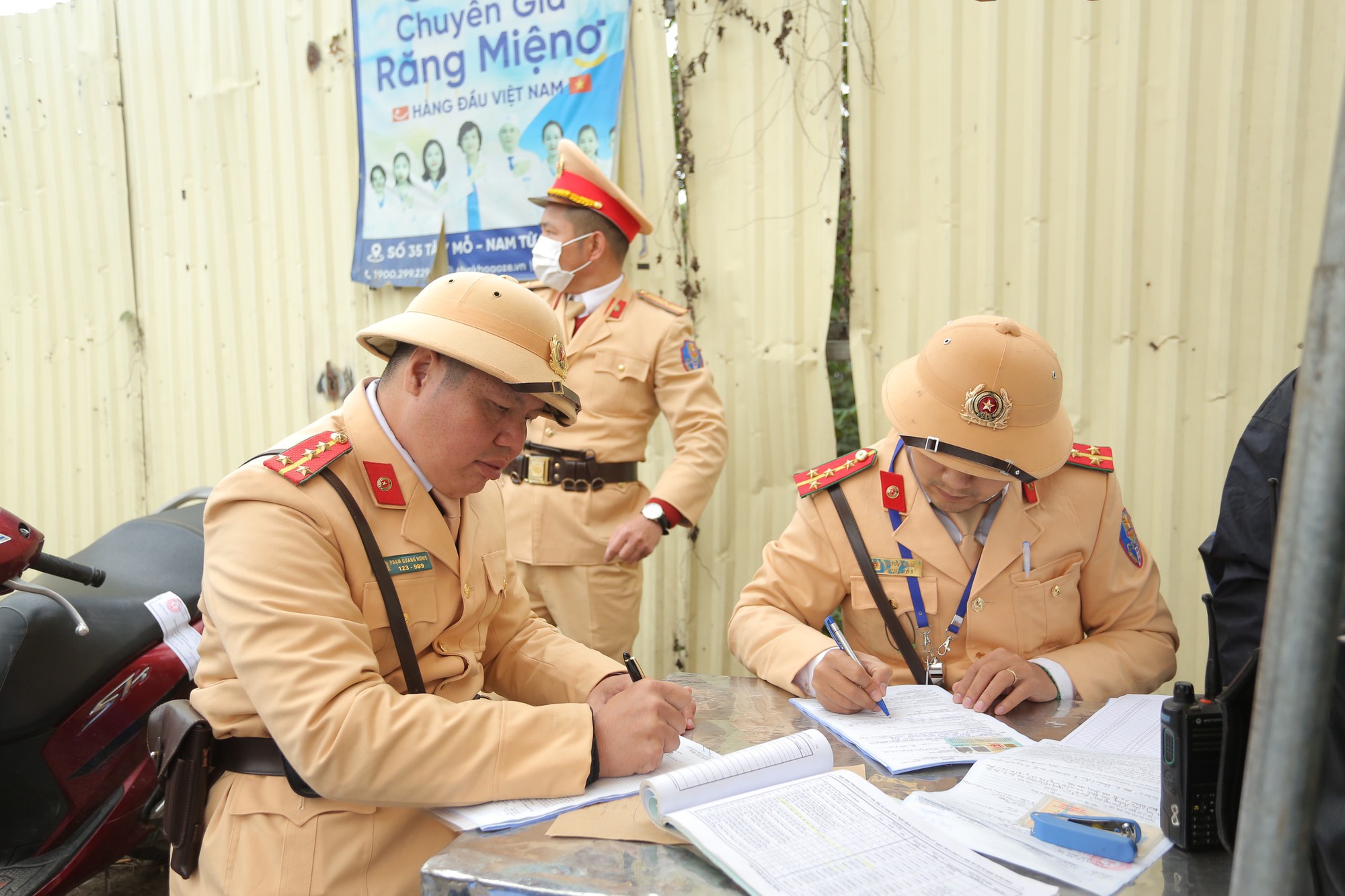 Gặp chốt CSGT, hàng loạt xe máy quay đầu bỏ chạy khi đi vào làn ô tô Đại lộ Thăng Long, người vi phạm khóc lóc xin bỏ qua - Ảnh 9. Gặp chốt CSGT, hàng loạt xe máy quay đầu bỏ chạy khi đi vào làn ô tô Đại lộ Thăng Long, người vi phạm khóc lóc xin bỏ qua - Ảnh 9.