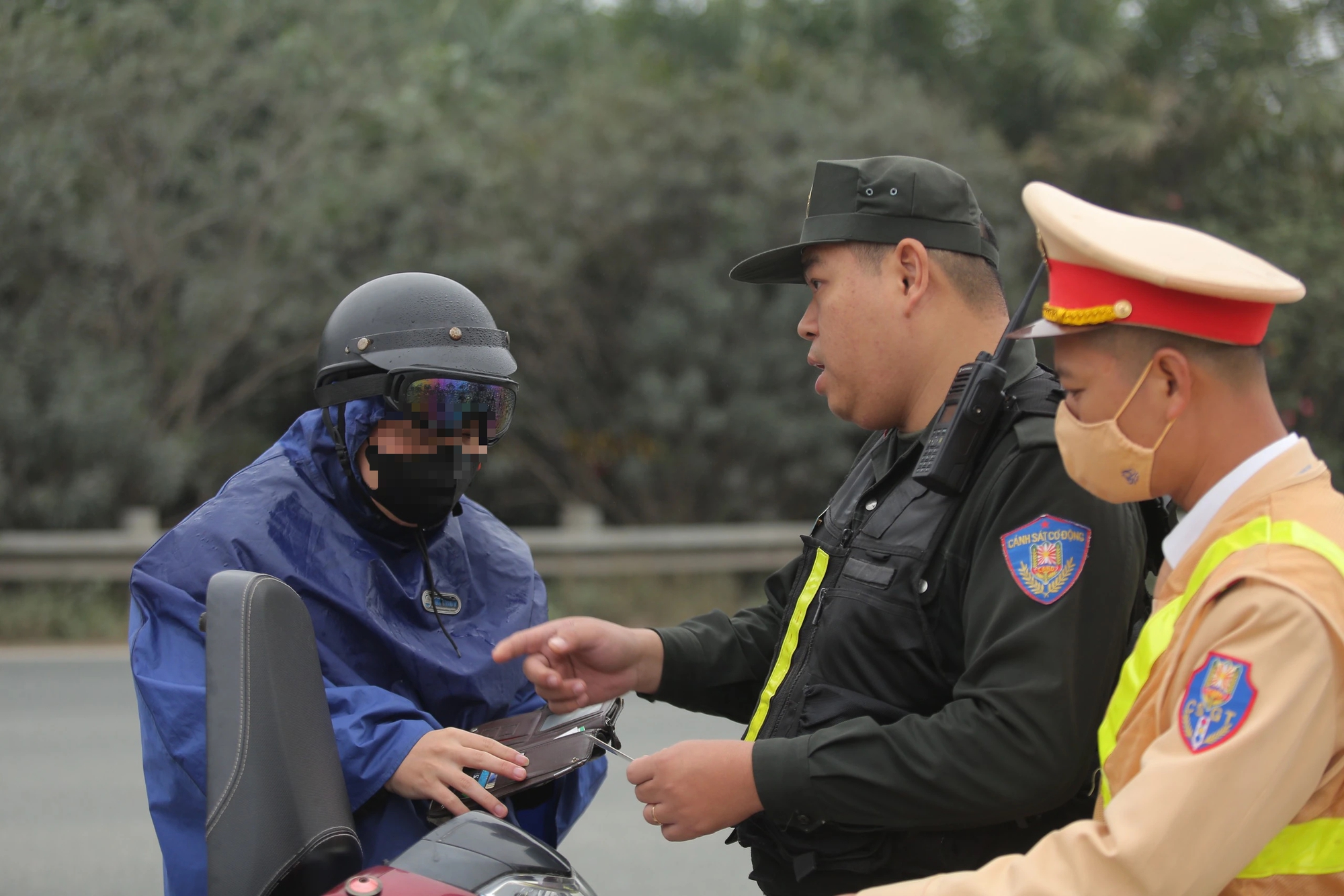 Gặp chốt CSGT, hàng loạt xe máy quay đầu bỏ chạy khi đi vào làn ô tô Đại lộ Thăng Long, người vi phạm khóc lóc xin bỏ qua - Ảnh 5. Gặp chốt CSGT, hàng loạt xe máy quay đầu bỏ chạy khi đi vào làn ô tô Đại lộ Thăng Long, người vi phạm khóc lóc xin bỏ qua - Ảnh 5.