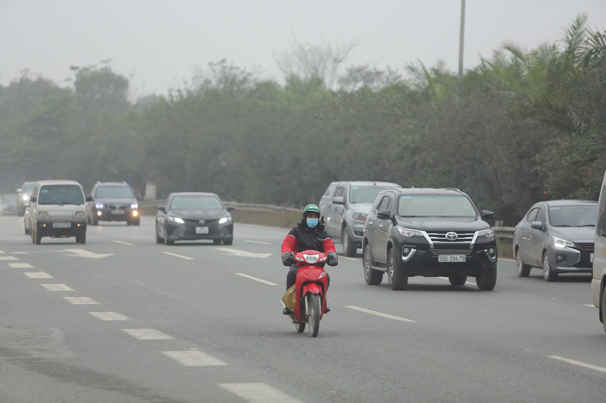 Gặp chốt CSGT, hàng loạt xe máy quay đầu bỏ chạy khi đi vào làn ô tô Đại lộ Thăng Long, người vi phạm khóc lóc xin bỏ qua - Ảnh 2. Gặp chốt CSGT, hàng loạt xe máy quay đầu bỏ chạy khi đi vào làn ô tô Đại lộ Thăng Long, người vi phạm khóc lóc xin bỏ qua - Ảnh 2.