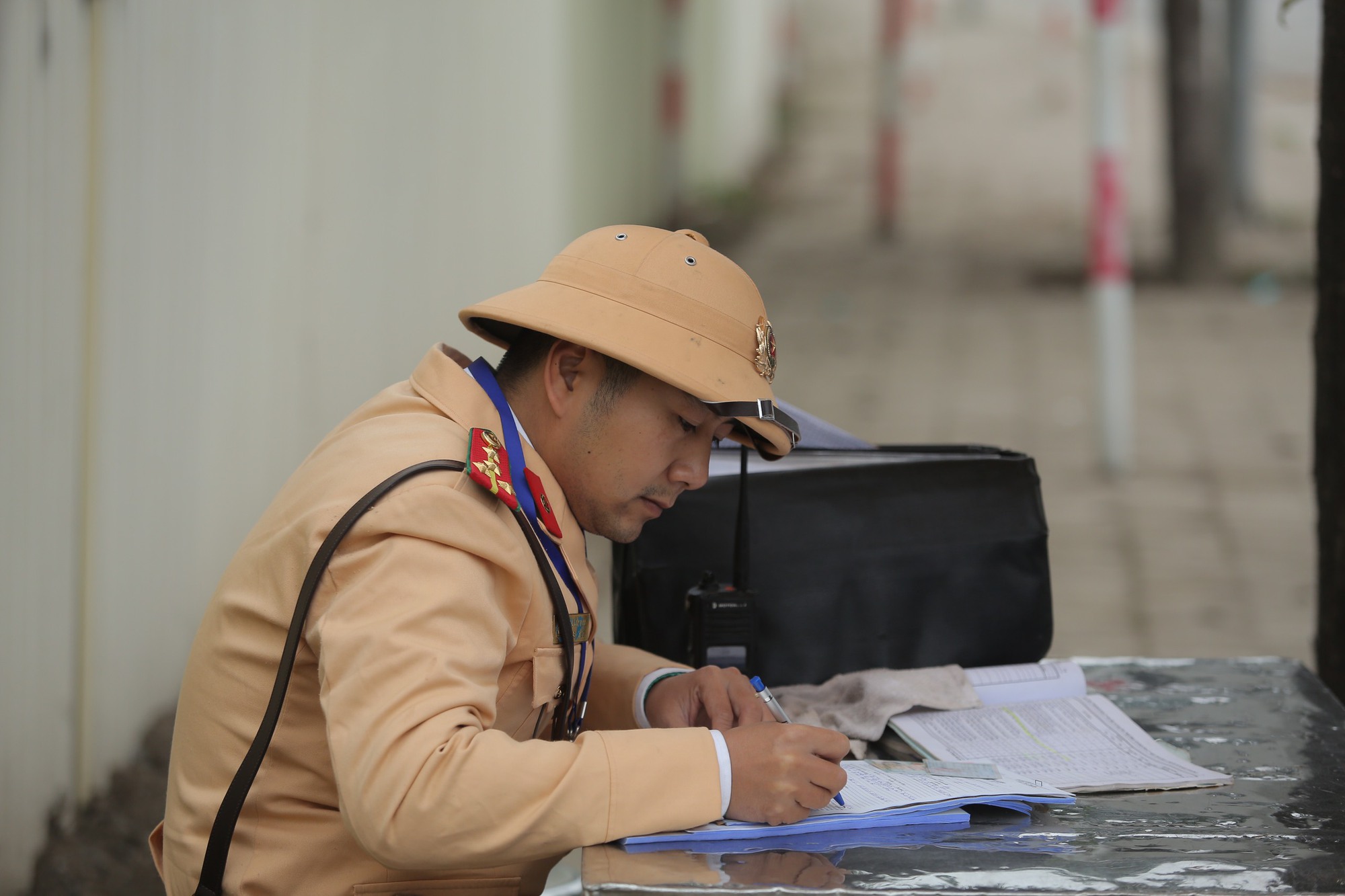 Gặp chốt CSGT, hàng loạt xe máy quay đầu bỏ chạy khi đi vào làn ô tô Đại lộ Thăng Long, người vi phạm khóc lóc xin bỏ qua - Ảnh 18. Gặp chốt CSGT, hàng loạt xe máy quay đầu bỏ chạy khi đi vào làn ô tô Đại lộ Thăng Long, người vi phạm khóc lóc xin bỏ qua - Ảnh 18.