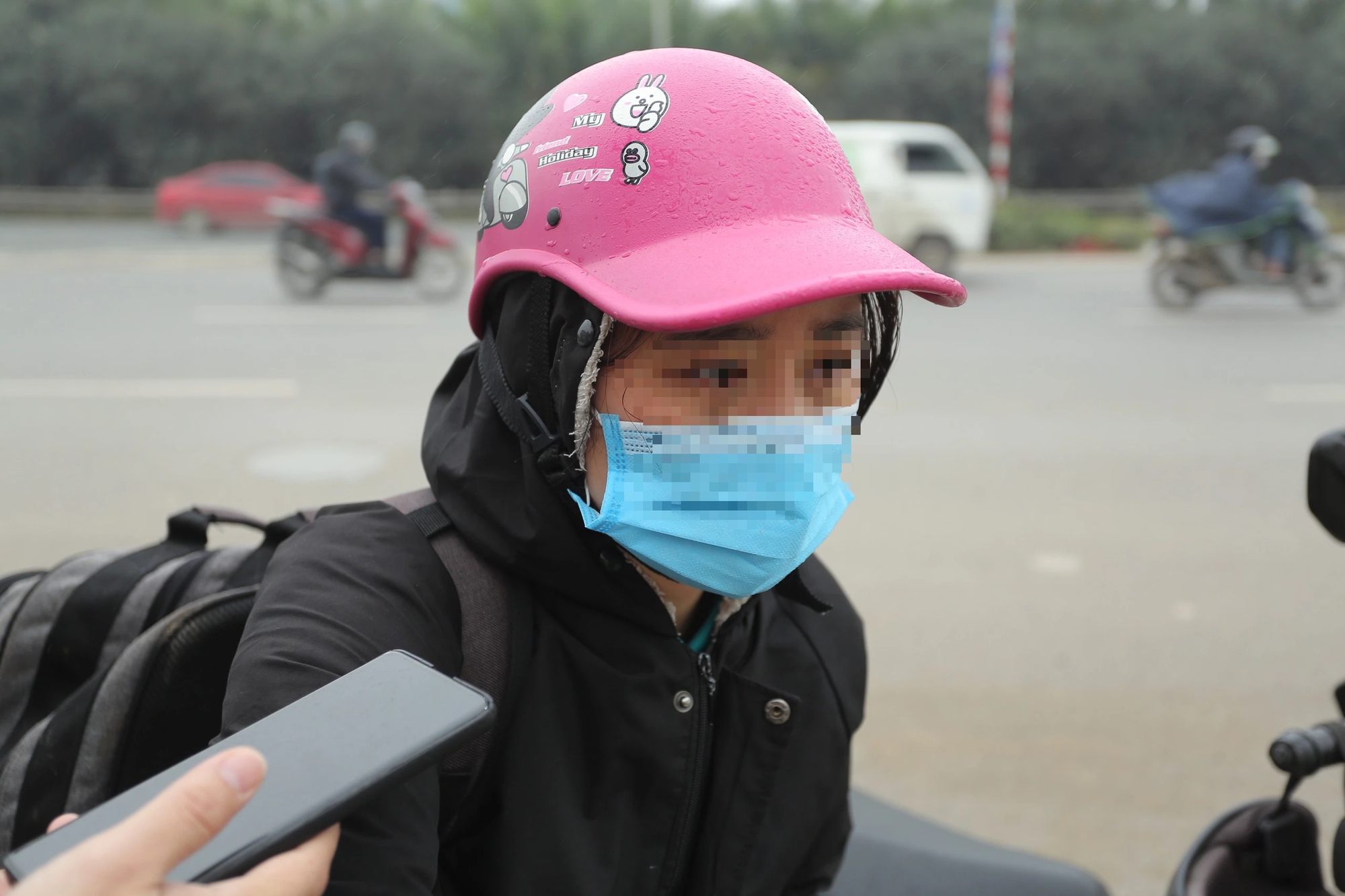 Gặp chốt CSGT, hàng loạt xe máy quay đầu bỏ chạy khi đi vào làn ô tô Đại lộ Thăng Long, người vi phạm khóc lóc xin bỏ qua - Ảnh 14. Gặp chốt CSGT, hàng loạt xe máy quay đầu bỏ chạy khi đi vào làn ô tô Đại lộ Thăng Long, người vi phạm khóc lóc xin bỏ qua - Ảnh 14.