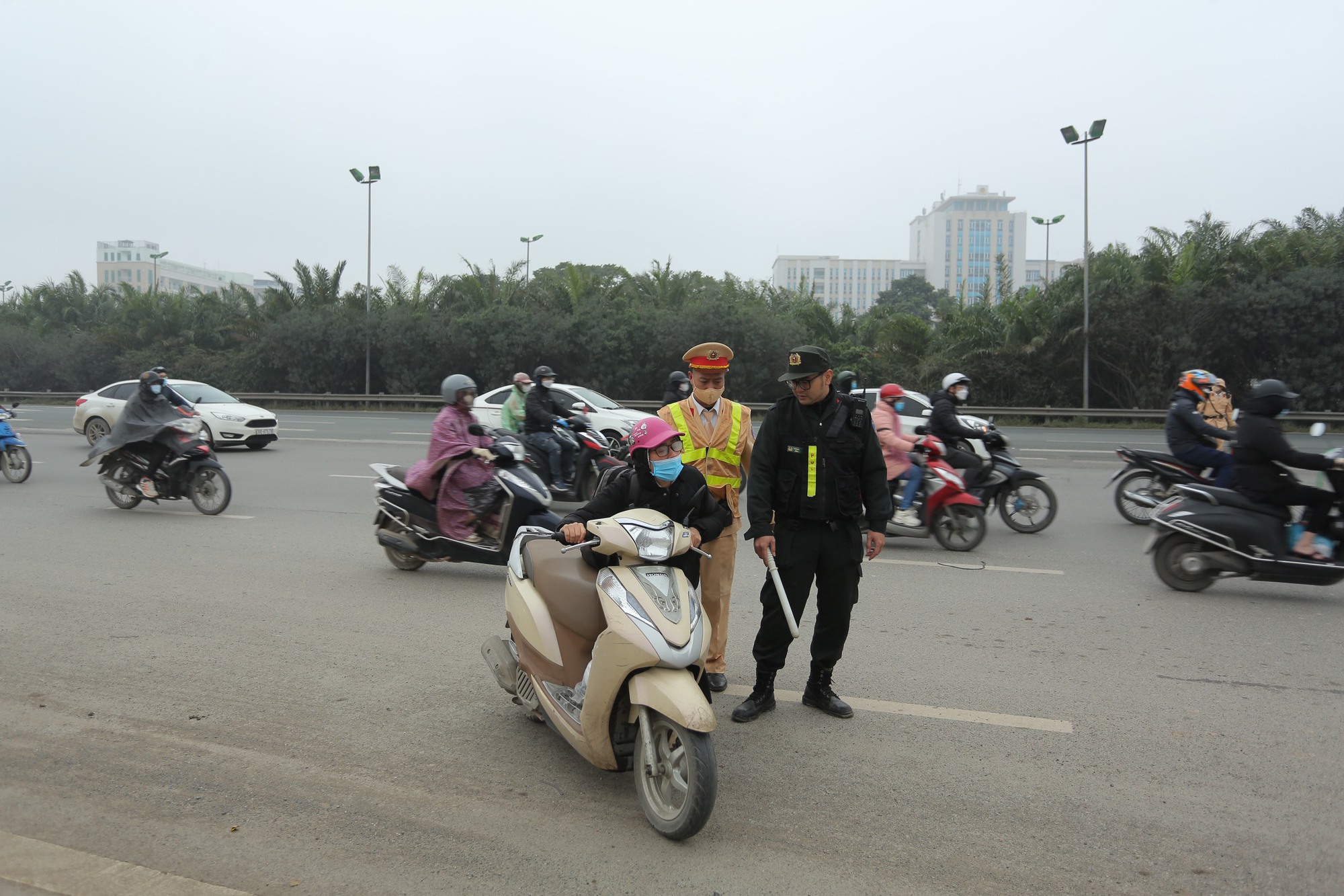Gặp chốt CSGT, hàng loạt xe máy quay đầu bỏ chạy khi đi vào làn ô tô Đại lộ Thăng Long, người vi phạm khóc lóc xin bỏ qua - Ảnh 13. Gặp chốt CSGT, hàng loạt xe máy quay đầu bỏ chạy khi đi vào làn ô tô Đại lộ Thăng Long, người vi phạm khóc lóc xin bỏ qua - Ảnh 13.