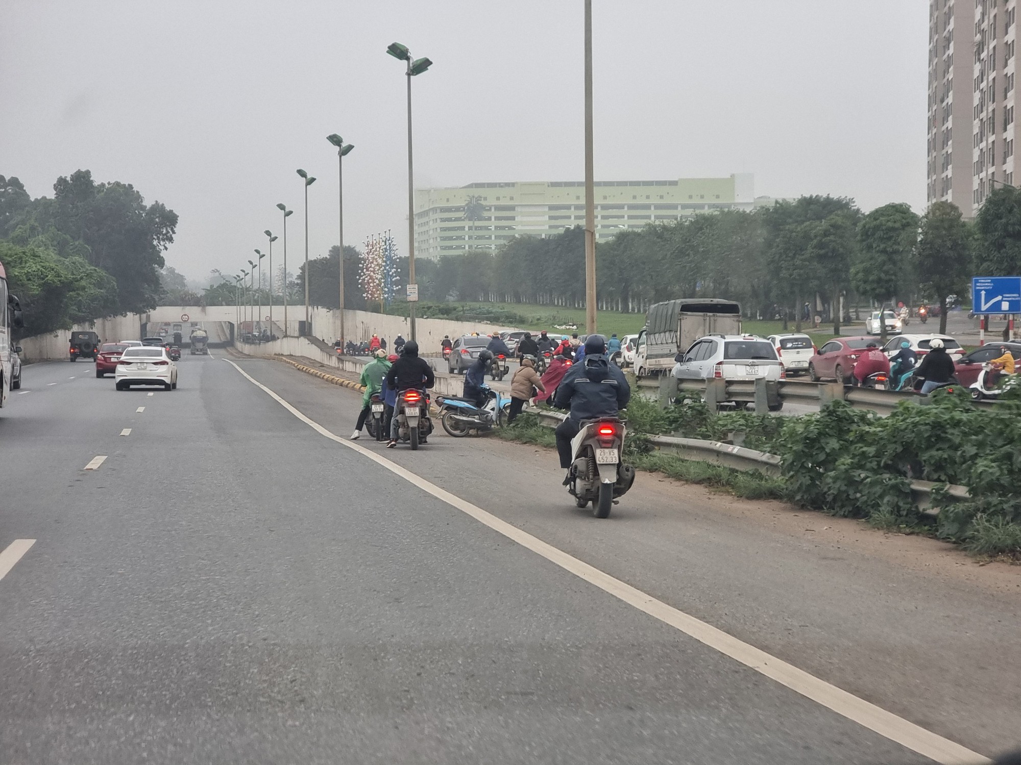 Gặp chốt CSGT, hàng loạt xe máy quay đầu bỏ chạy khi đi vào làn ô tô Đại lộ Thăng Long, người vi phạm khóc lóc xin bỏ qua - Ảnh 12. Gặp chốt CSGT, hàng loạt xe máy quay đầu bỏ chạy khi đi vào làn ô tô Đại lộ Thăng Long, người vi phạm khóc lóc xin bỏ qua - Ảnh 12.