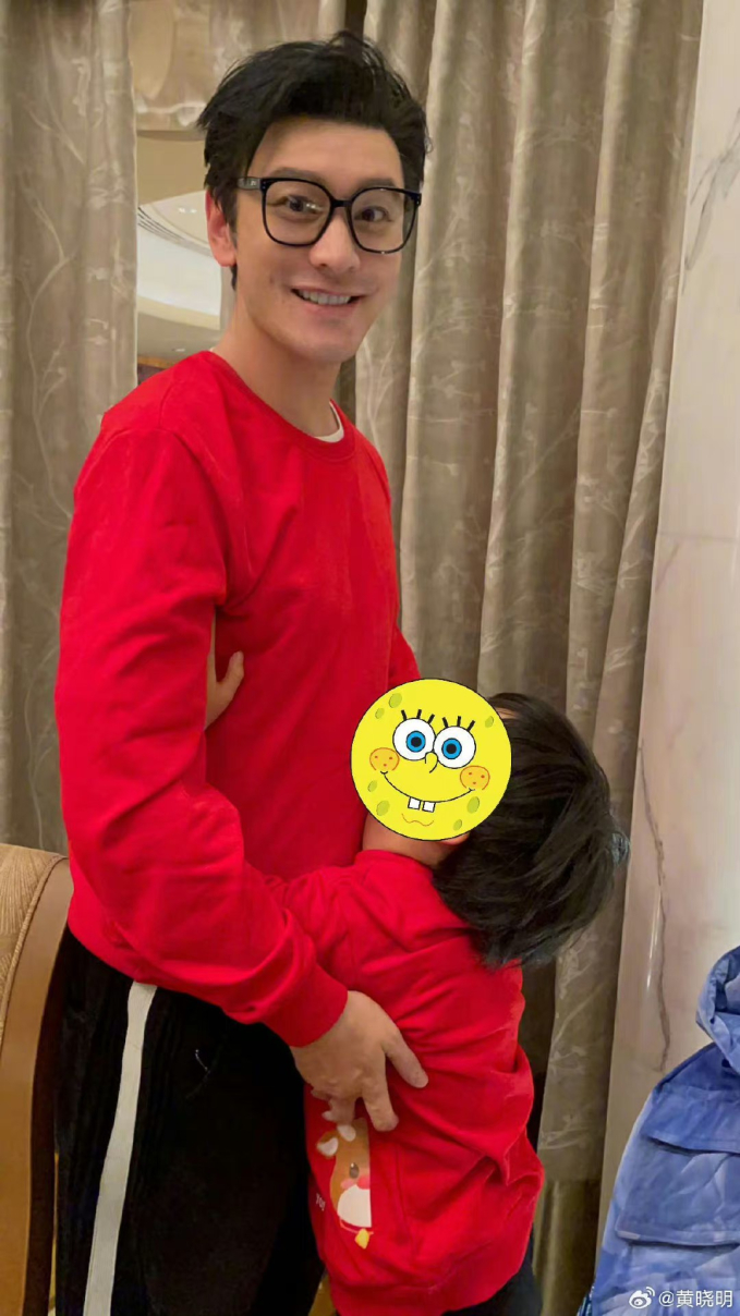 Huỳnh Hiểu Minh hiếm hoi khoe ảnh bên con trai, quý tử 7 tuổi gây sốt khi nét ngoại hình nổi bật này - Ảnh 1.