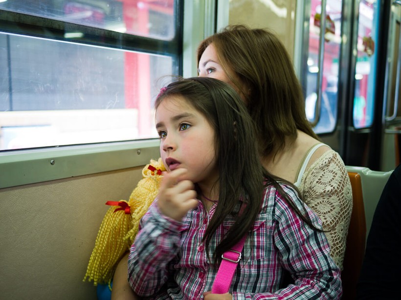 6 kỹ năng thiết yếu sử dụng phương tiện giao thông công cộng cần dạy trẻ - Ảnh 2.