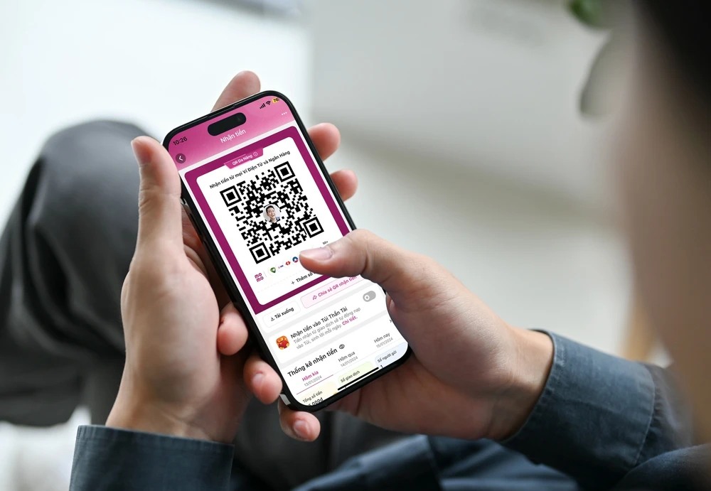 Đến cụ bà bán vé số cũng có mã QR để khách scan trả tiền, phải chăng "vua" của xu hướng thanh toán mới là đây? - Ảnh 4. Đến cụ bà bán vé số cũng có mã QR để khách scan trả tiền, phải chăng "vua" của xu hướng thanh toán mới là đây? - Ảnh 4.