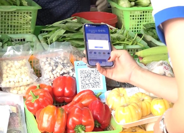 Đến cụ bà bán vé số cũng có mã QR để khách scan trả tiền, phải chăng "vua" của xu hướng thanh toán mới là đây? - Ảnh 2. Đến cụ bà bán vé số cũng có mã QR để khách scan trả tiền, phải chăng "vua" của xu hướng thanh toán mới là đây? - Ảnh 2.