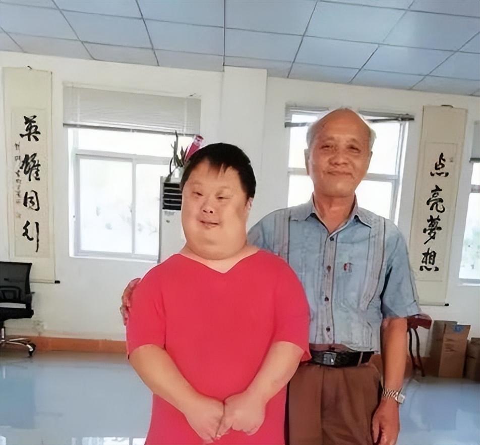 "Cậu bé" bị thiểu năng, mang IQ của trẻ 3 tuổi nhưng vẫn được gọi là thiên tài quốc gia bây giờ ra sao?- Ảnh 6. "Cậu bé" bị thiểu năng, mang IQ của trẻ 3 tuổi nhưng vẫn được gọi là thiên tài quốc gia bây giờ ra sao?- Ảnh 6.