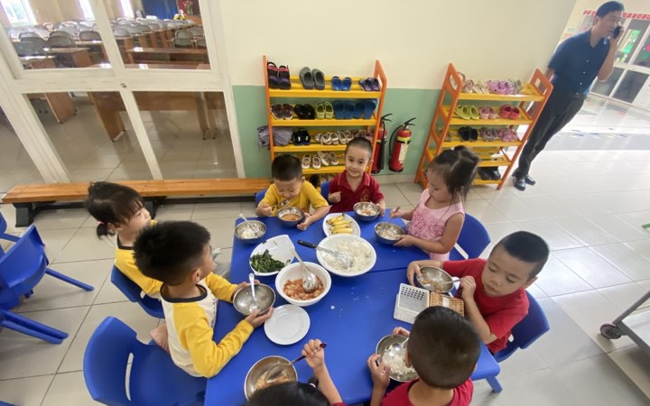 Kiểm tra đột xuất về bữa ăn b&aacute;n tr&uacute;, nh&agrave; vệ sinh trường học