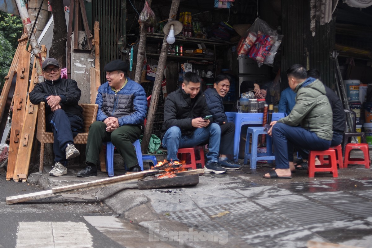 Nhịp sống người dân Thủ đô trong những ngày mưa rét dị thường - Ảnh 7.