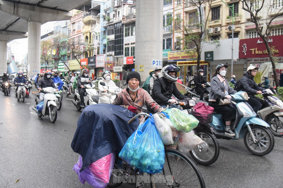 Nhịp sống người dân Thủ đô trong những ngày mưa rét dị thường - Ảnh 3.