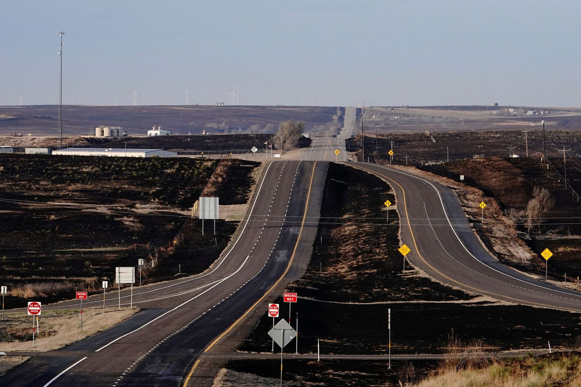 Cháy rừng tàn khốc tại Texas: Khói lửa bao trùm cả vùng trời, xót xa cảnh tượng động vật tán loạn thoát thân- Ảnh 6.