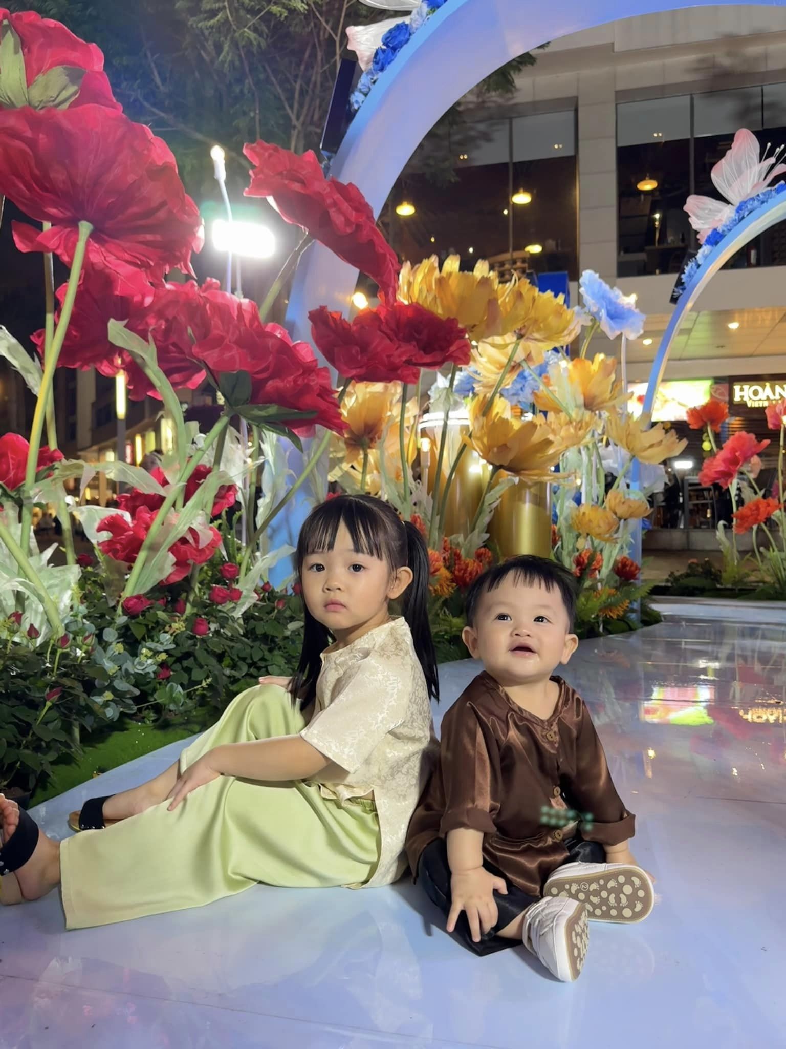 Khoảnh khắc cực yêu của 2 nhóc tỳ nhà Cường Đô La, diện mạo hiện tại bé Sutin gây "lụi tim"- Ảnh 3. Khoảnh khắc cực yêu của 2 nhóc tỳ nhà Cường Đô La, diện mạo hiện tại bé Sutin gây "lụi tim"- Ảnh 3.